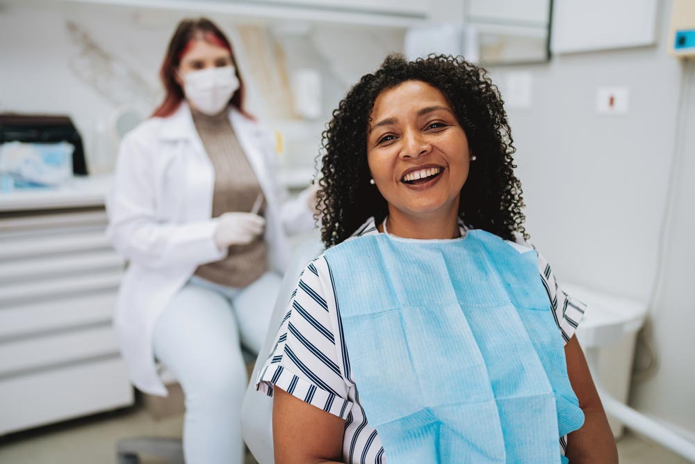 Patient ler med tandläkaren i bakgrunden